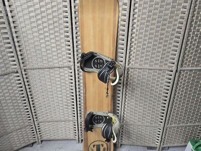 Tucker Handmade Snowboard W Nike ACG Bootlock Larg