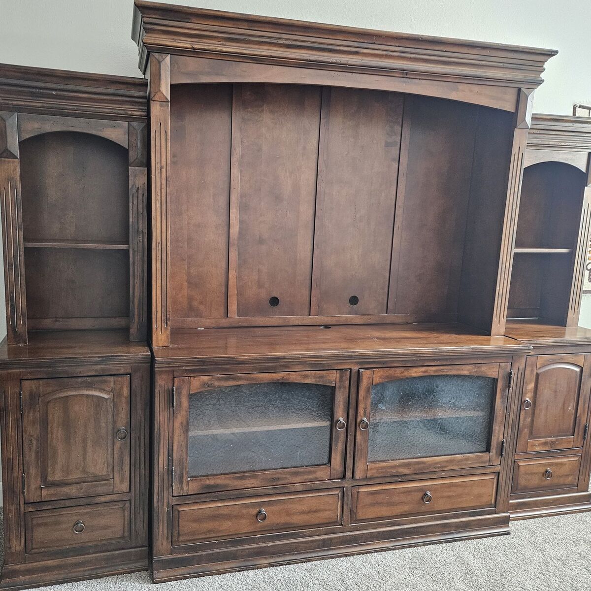 Nice ENTERTAINMENT CENTER  TV Stand