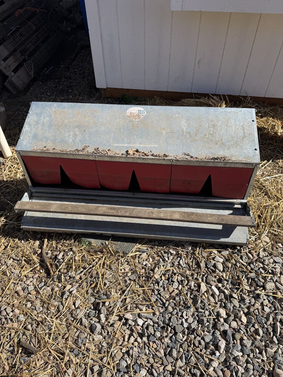 roll-away chicken nesting box (egg laying box)