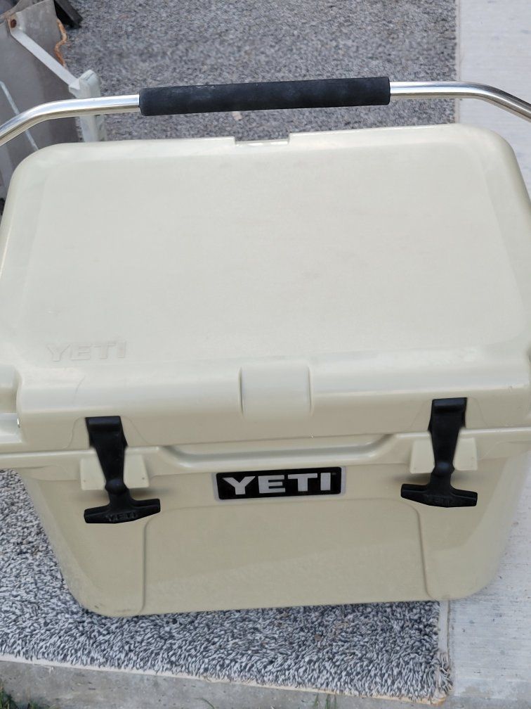 YETI Roadie 20 qt Ice Box/Cooler-Tan-Portable-Includes Drain Plug   $150 OBO