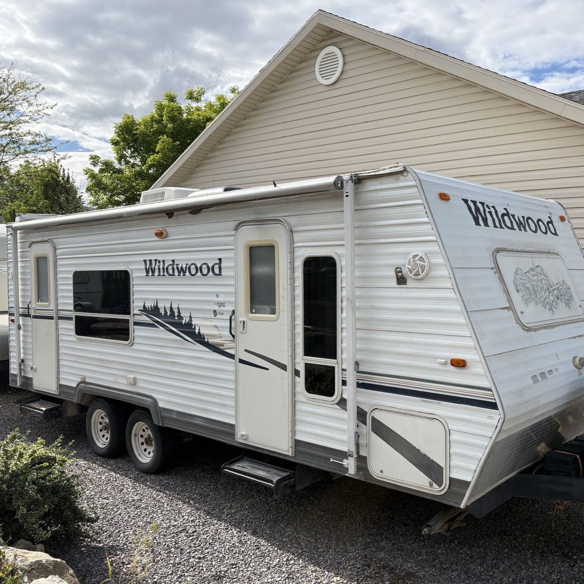 2006 Forest River Wildwood 25ft Travel Trailer w/ Slide-Out
