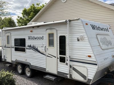 2006 Forest River Wildwood 25ft Travel Trailer w/ Slide-Out