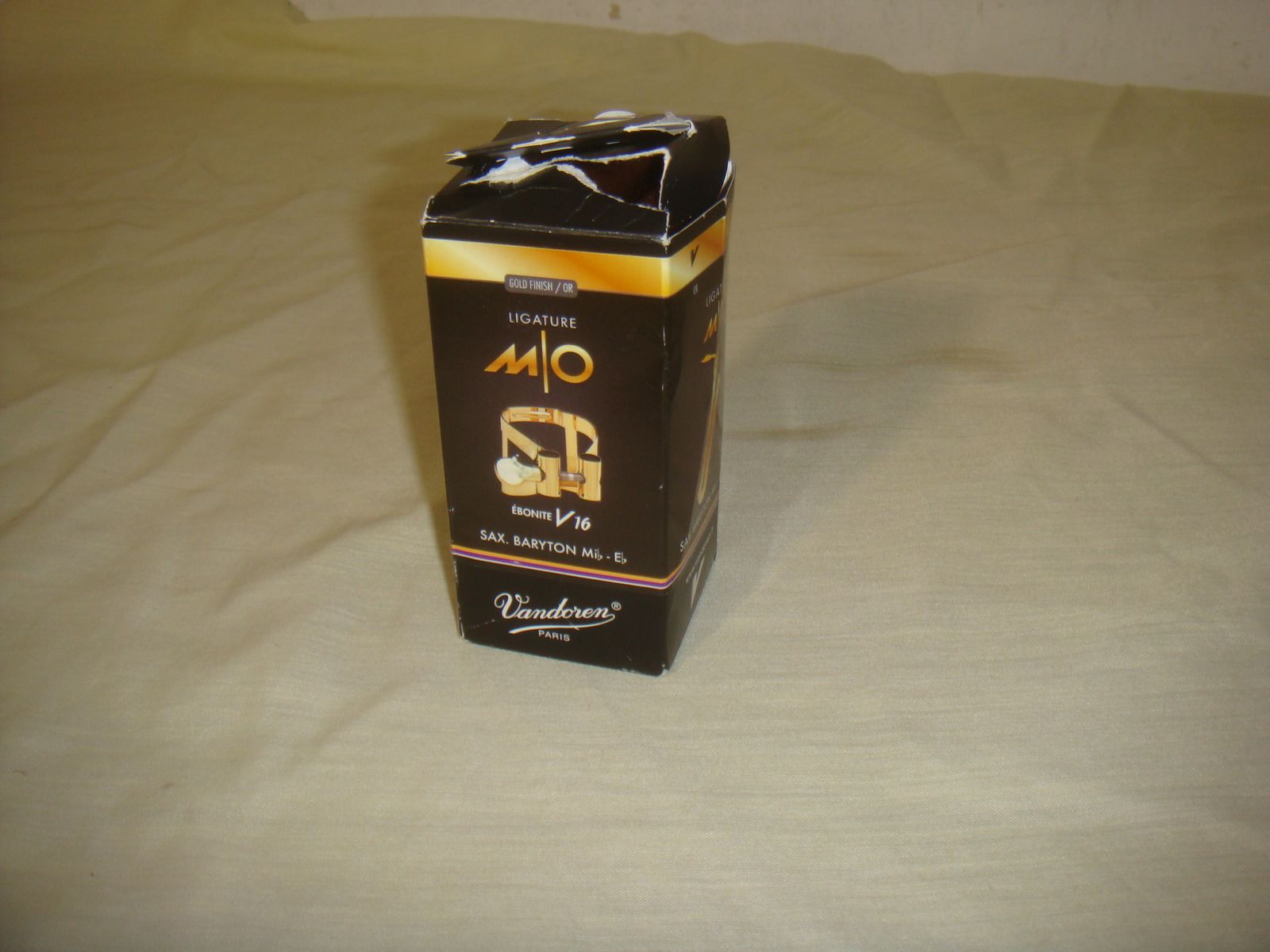 VANDOREN LC590AP MO GOLD LIGATURE & PLASTIC CAP FOR BARYTON SAXOPHONE V16 MOUTHPIECE