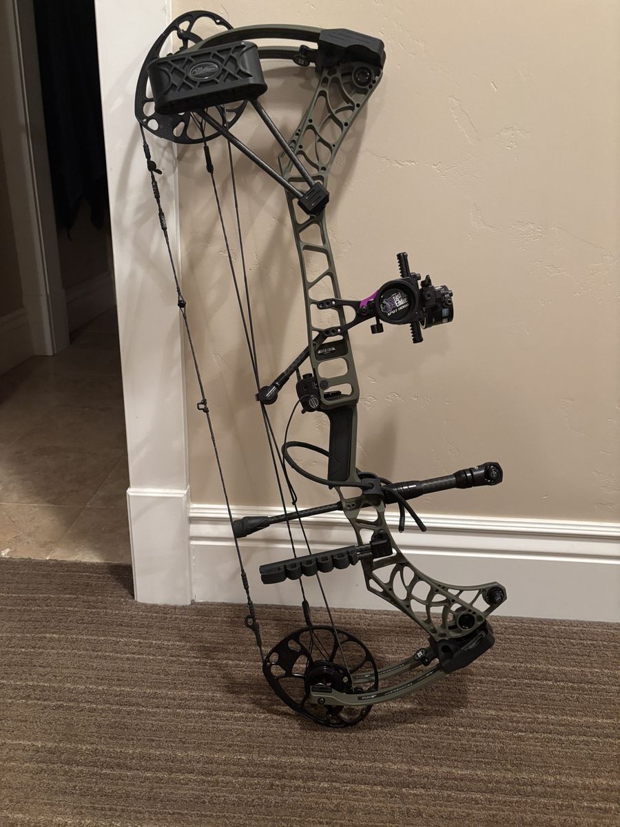 Mathews V3 31 Compound Bow with Ultrarest Stabilizer and Plano Hard Case - Excellent Condition