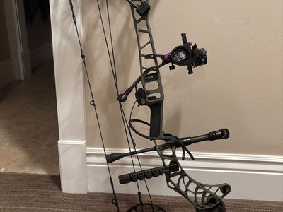 Mathews V3 31 Compound Bow with Ultrarest Stabilizer and Plano Hard Case - Excellent Condition