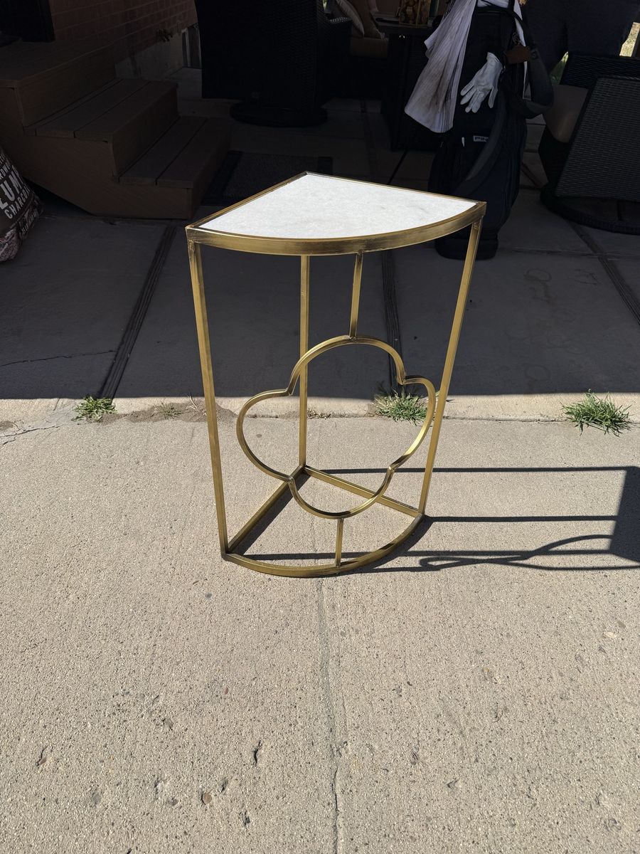 Corner table