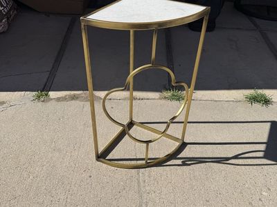Corner table