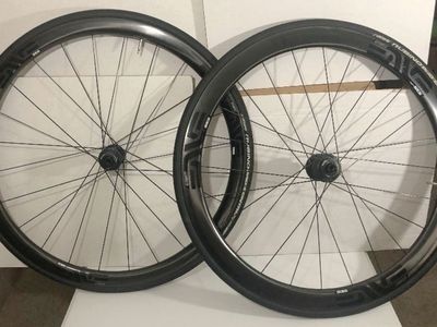 ENVE SES Carbon Disc Brake Wheelset with Vittoria Rubino Pro Tires