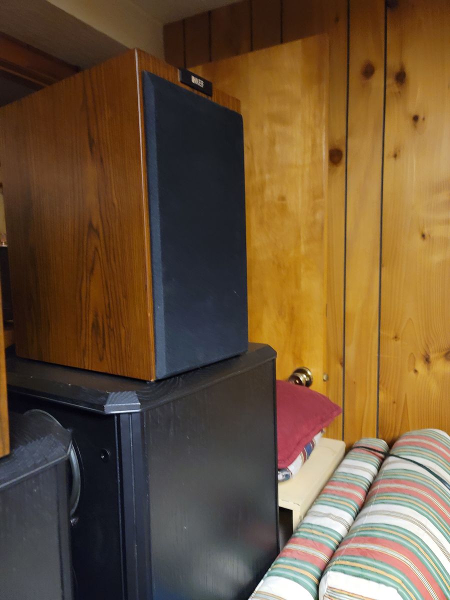 KEF R300 W/stands