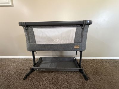 AMKE Bedside Sleeper Bassinet Gray with Storage Shelf and Mattress