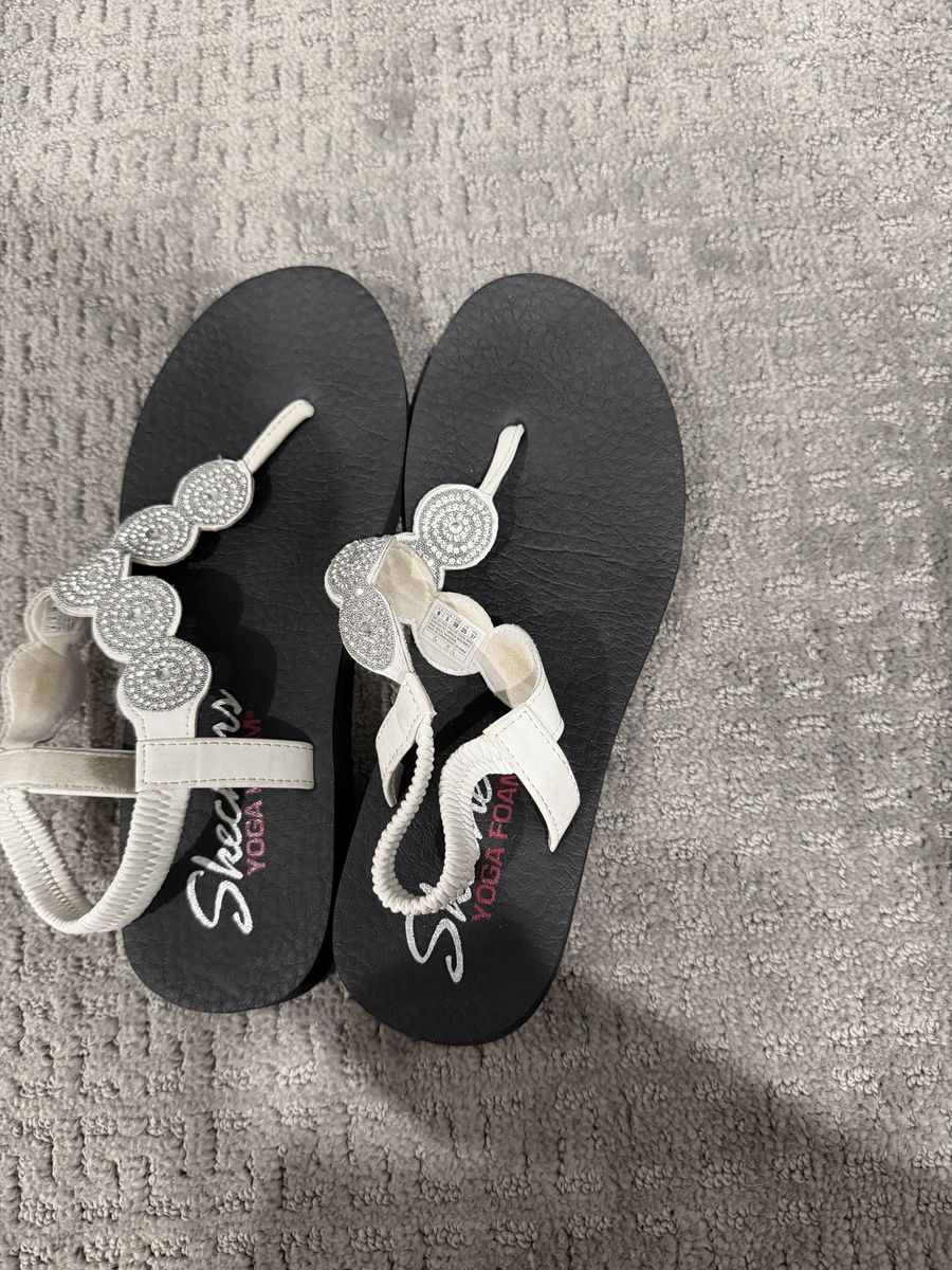 Skechers Yoga Foam Sandals Women's Size 7 White/Silver Rhinestone Thong Straps