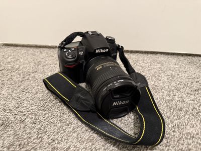 Nikon D7000 DSLR Camera AF-S DX NIKKOR 18-200mm VR Lens Kit with Bag & Accessories