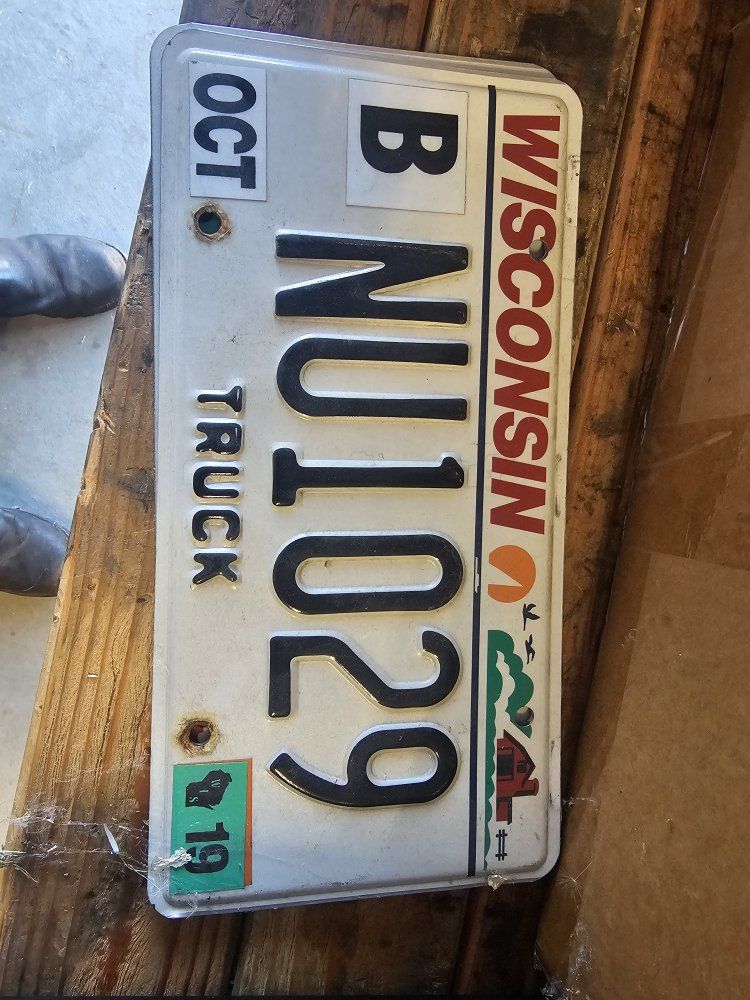 Vintage 2019 Wisconsin Truck License Plate BNU1029 - Collectible Automobilia Display
