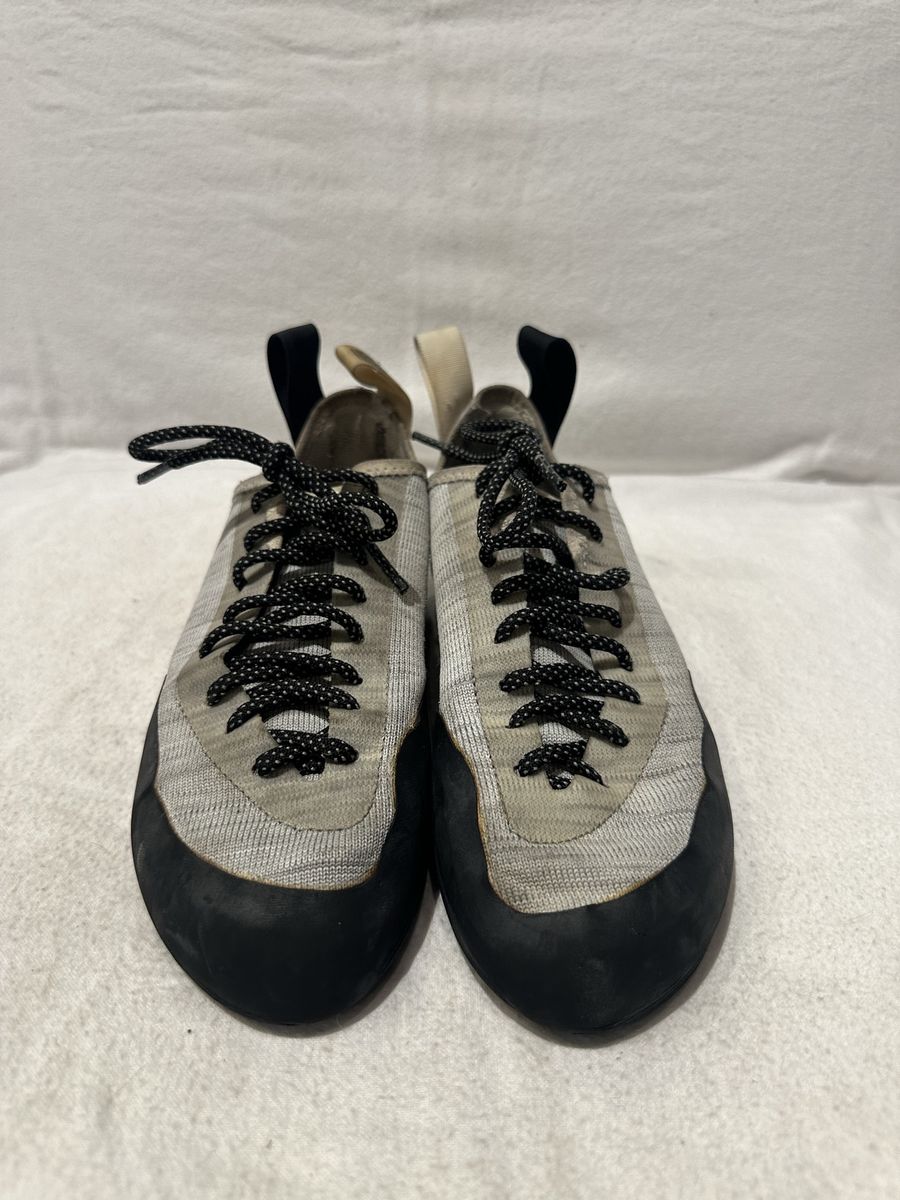 Black diamond women’s size 7 or youth 6 or EU 38 gray lace up climbing shoes
