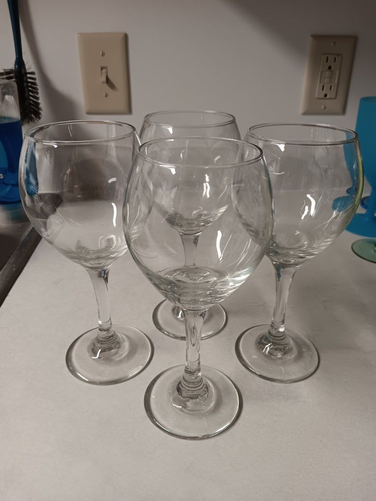 Set of 4 Clear Glass Wine Glasses