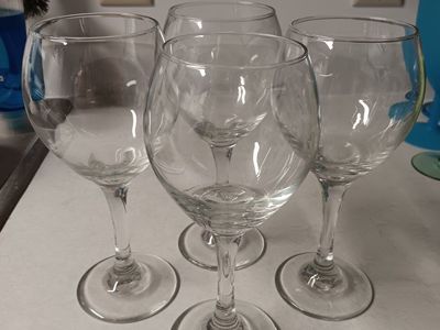 Set of 4 Clear Glass Wine Glasses