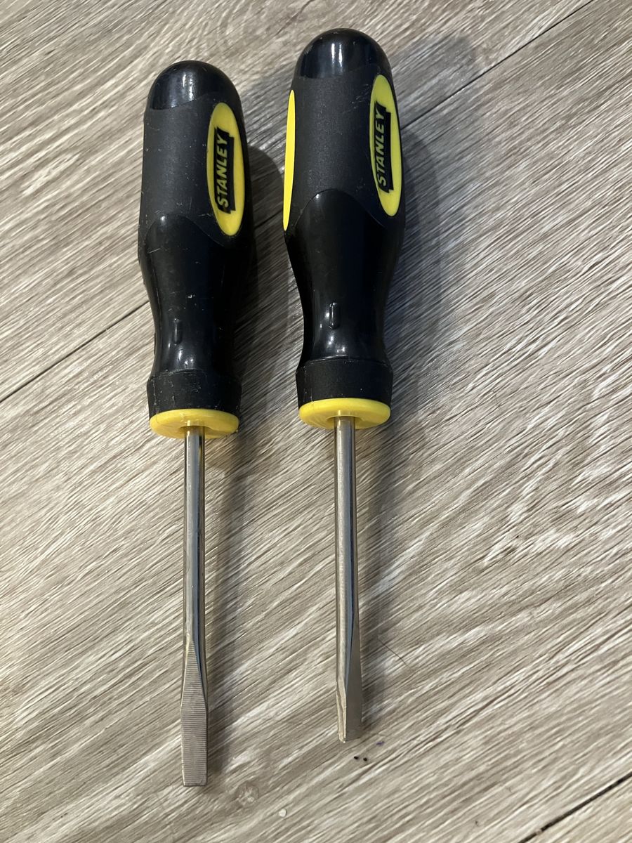 2 Stanley Flathead Screwdrivers