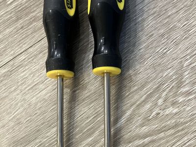 2 Stanley Flathead Screwdrivers