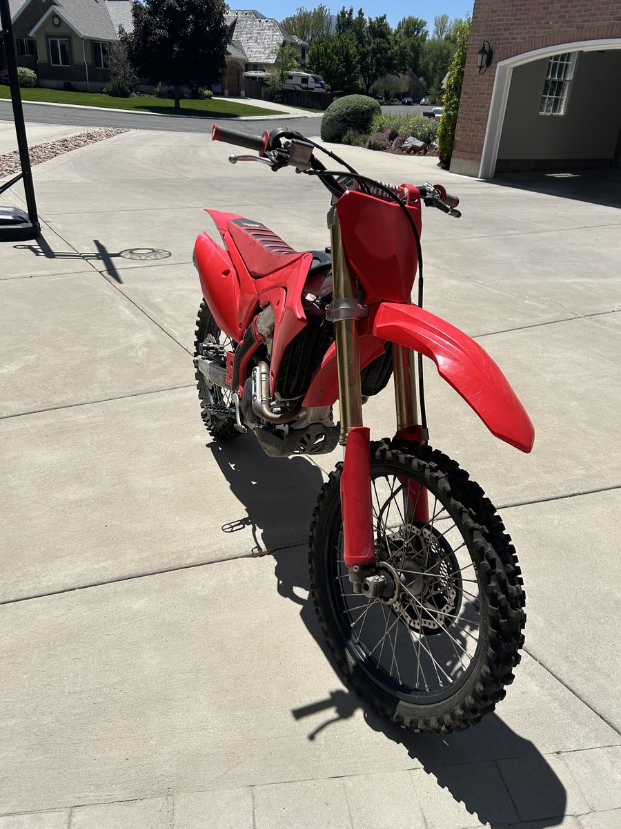 2020 Honda CRF 250r  Dirt Bike - Red, Excellent Condition, Ready to Ride