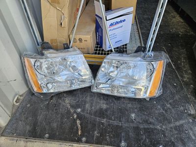 Headlight Assembly Set Chevy Tahoe Suburban R+L