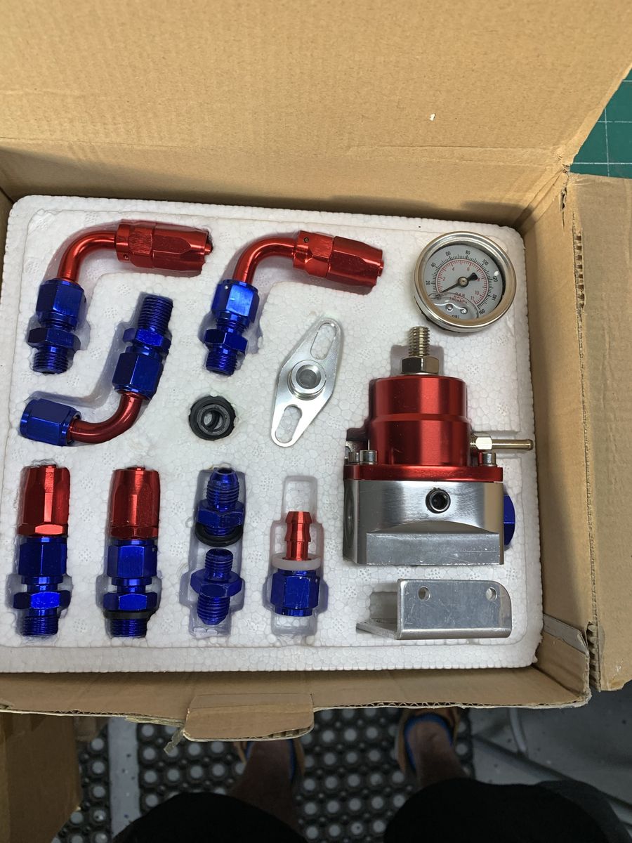100 PSI Adjustable Fuel Pressure Regulator Kit - Red & Blue AN Fittings with Gauge