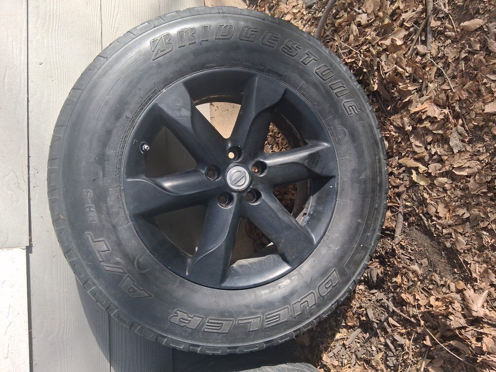 Bridgestone Dueler A/T RH-S P255/70R18 tire wheel