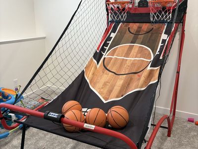 ESPN 2-Player Arcade Basketball Game with Electronic Scoreboard & 4 Basketballs