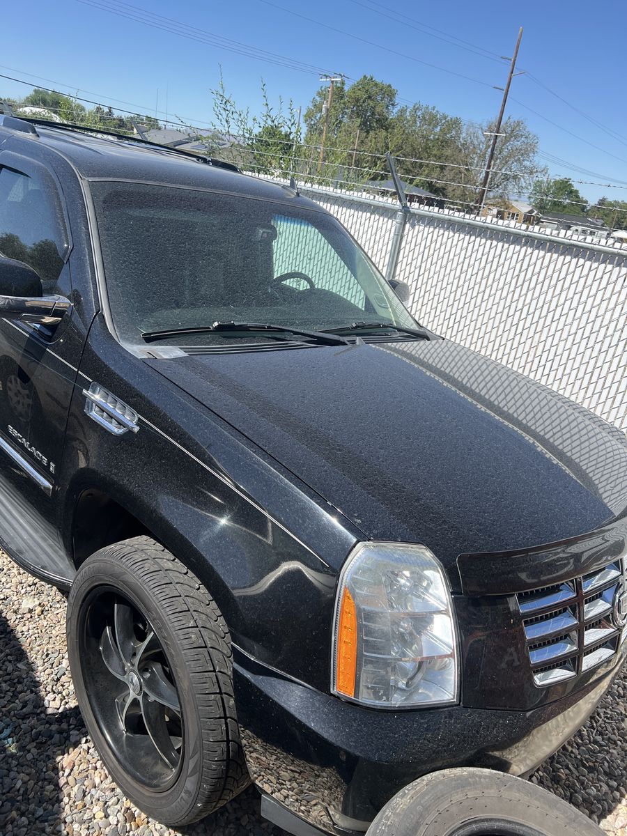 Parting out 08 Cadillac Escalade