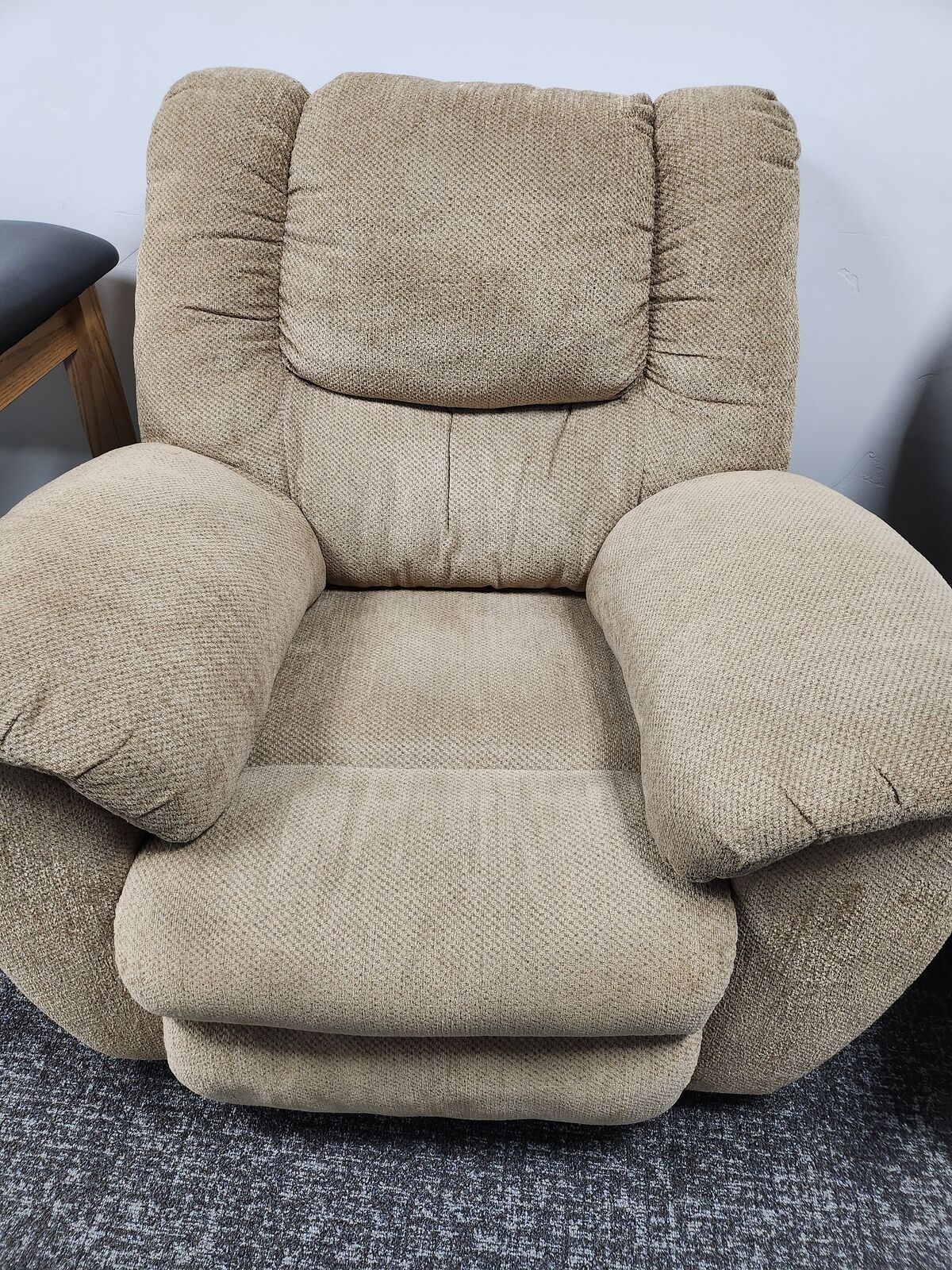 Manual recliner - like new!