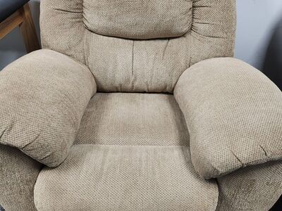 Manual recliner - like new!