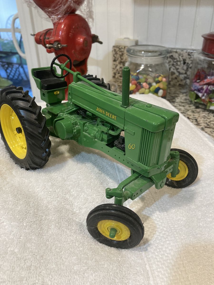DIE CAST JOHN DEERE TRACTOR