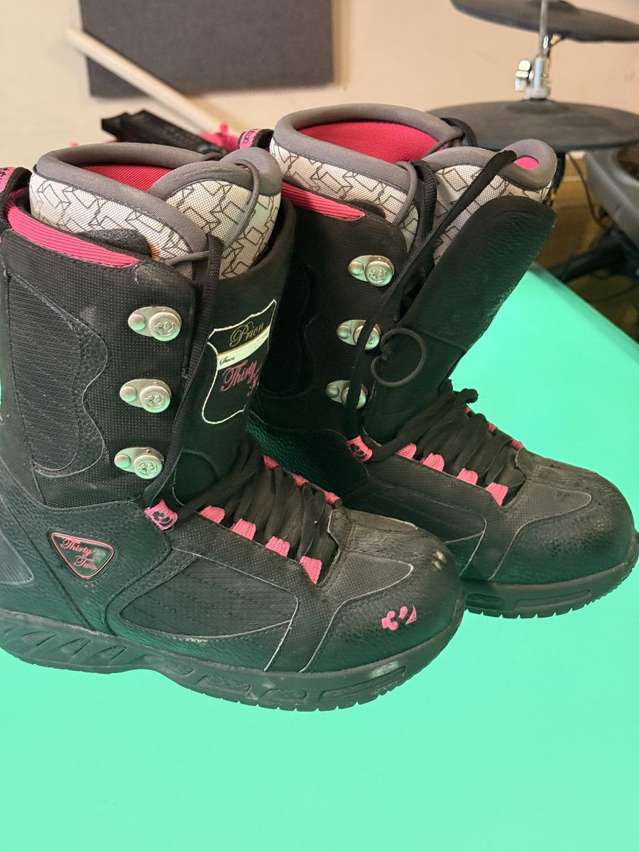 Womens 32 Snowboard Boot Size 7.5