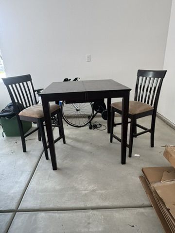 Expandable Dinner Table Set