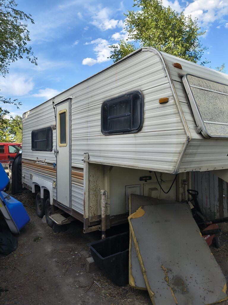5th wheel camp trailer