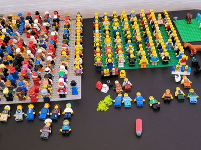 Over 2,000 lego minifigures