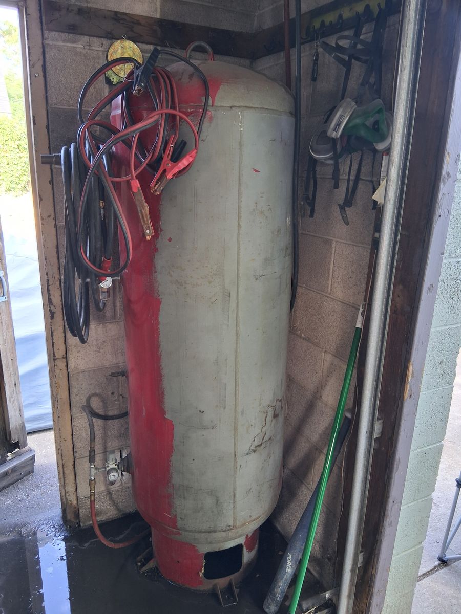 Air compressor/reservoir 