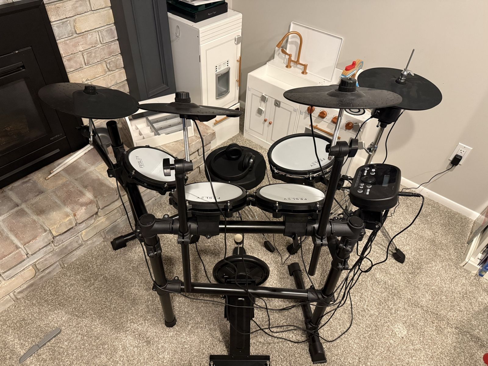 Fesley FED1000 Electric Drum Kit Set with Mesh Heads, Independent Hi-Hat, Kick Pedal, Throne & Headphones