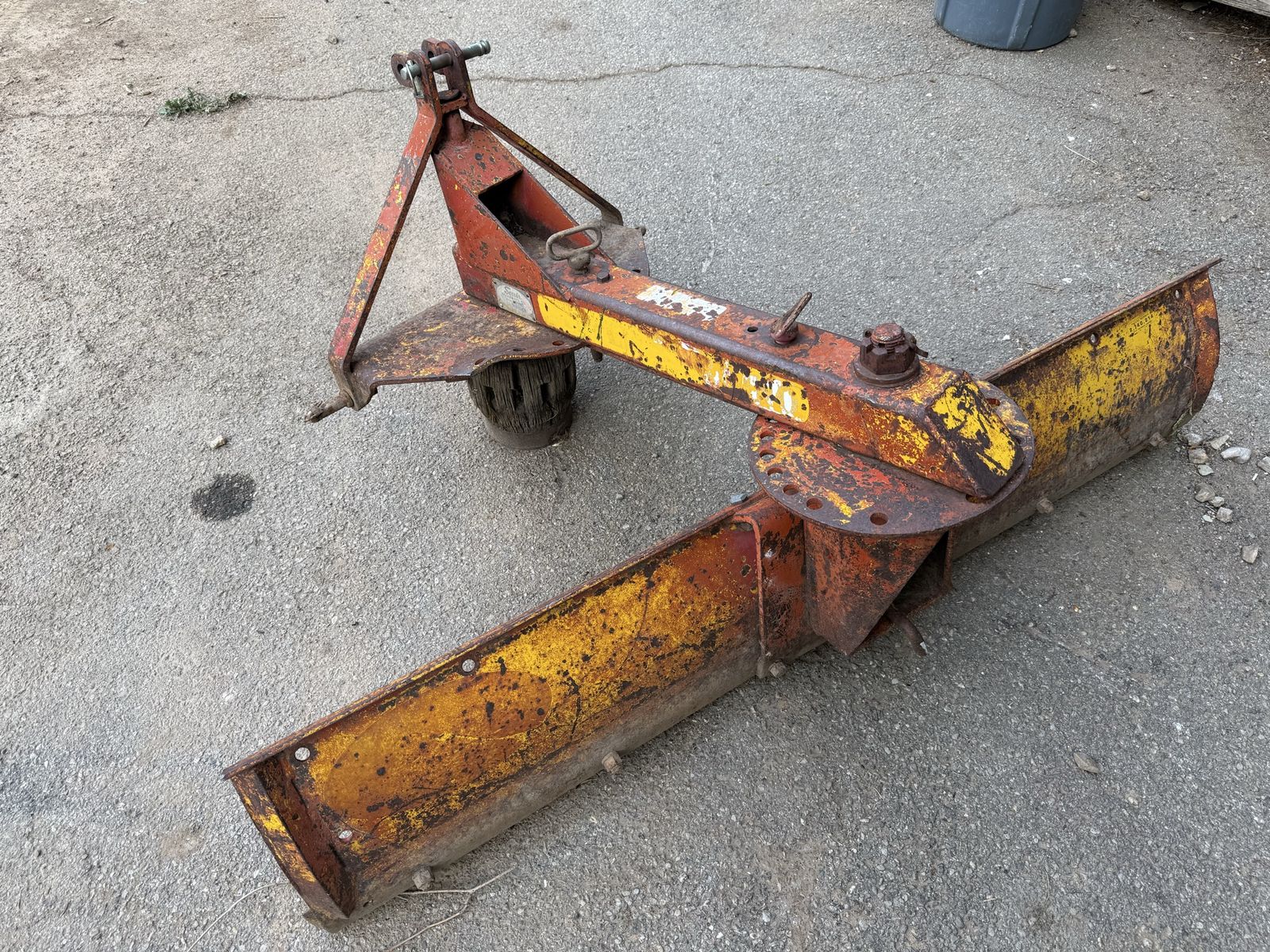 Heavy-Duty Tractor Box Blade Scraper for Grading, Landscaping, and Earthmoving. 3PT connection