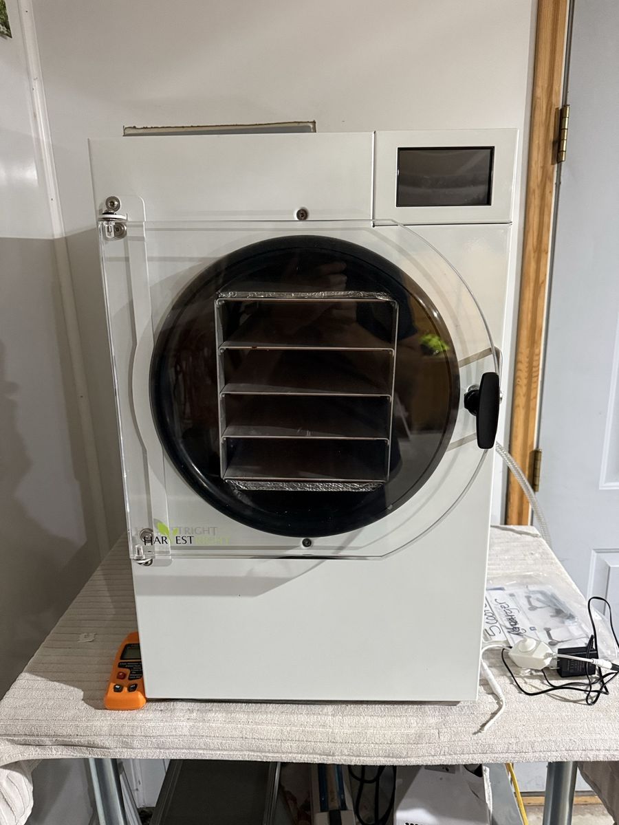 Harvest Right Medium Freeze Dryer with Oil-Free Vacuum Pump & 8 Trays