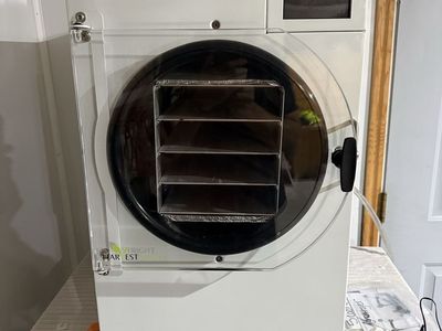Harvest Right Medium Freeze Dryer with Oil-Free Vacuum Pump & 8 Trays
