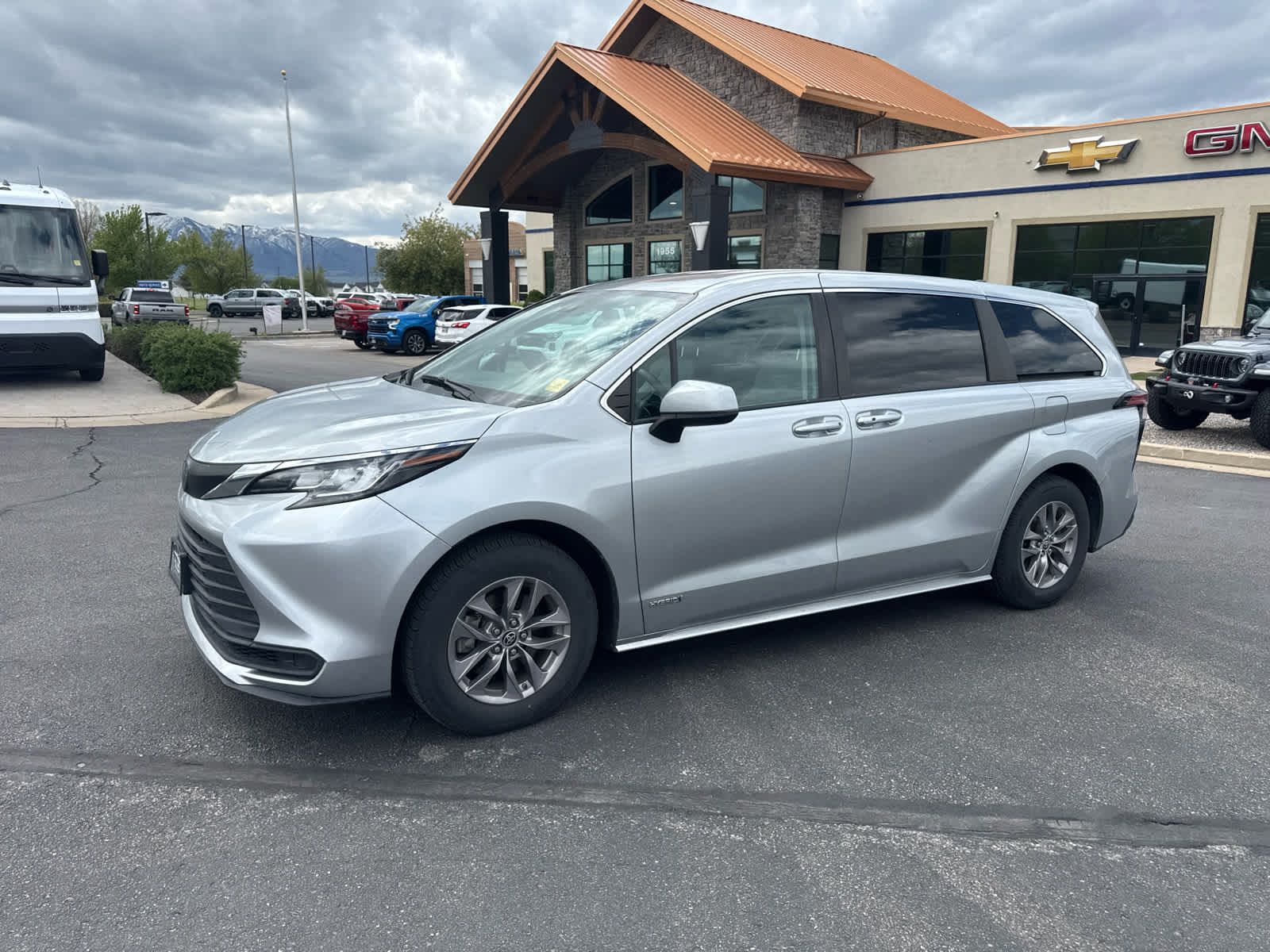 2021 TOYOTA SIENNA LE 8-Passenger