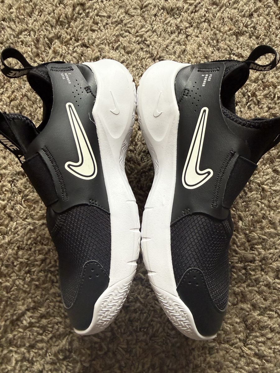 Nike Flex Runner 3 Black / White Slip-On Athletic Sneakers Boy's Size 4Y