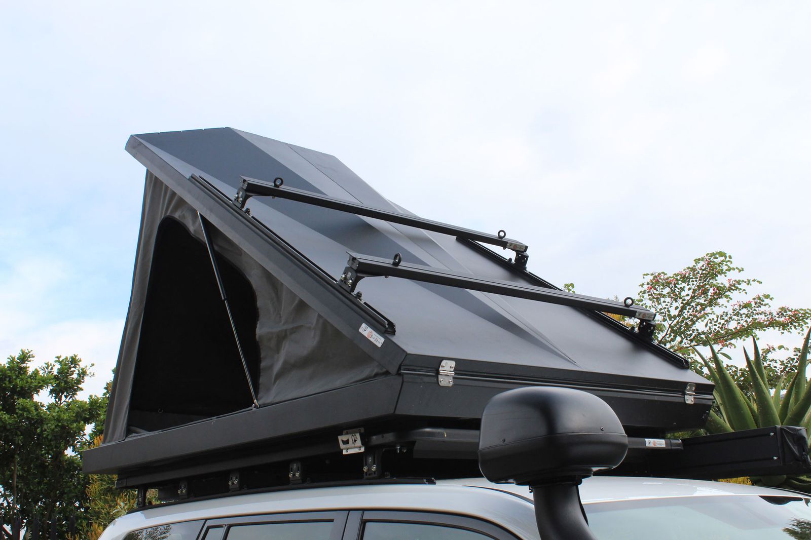 Eezi-Awn Blade Hard Shell Rooftop Tent – Fully Outfitted