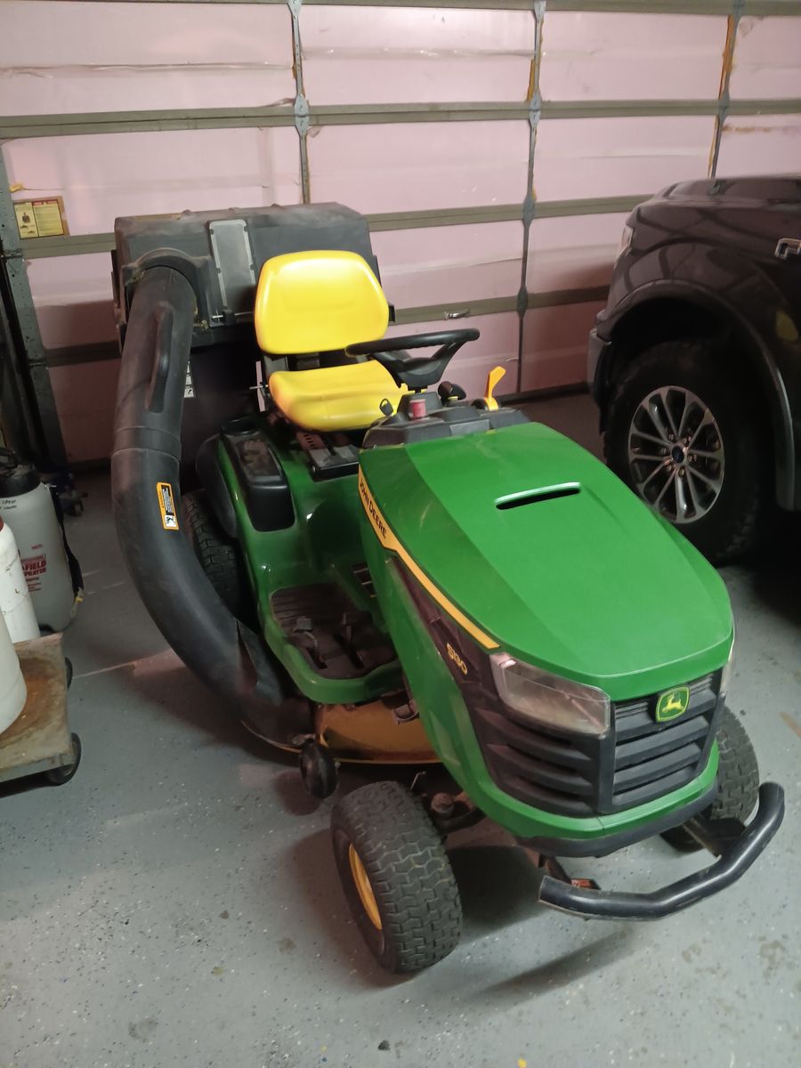 John deere S130 riding mower with twi. Rear bags and small trailer