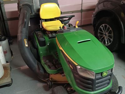 John deere S130 riding mower with twi. Rear bags and small trailer