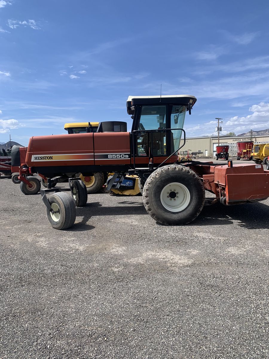 Hesston 8550s Self Propelled Rotary Windrower