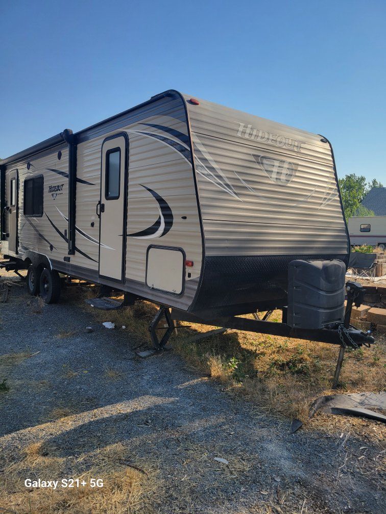 2017 Keystone Hideout  Travel Camper Trailer Spacious & Clean