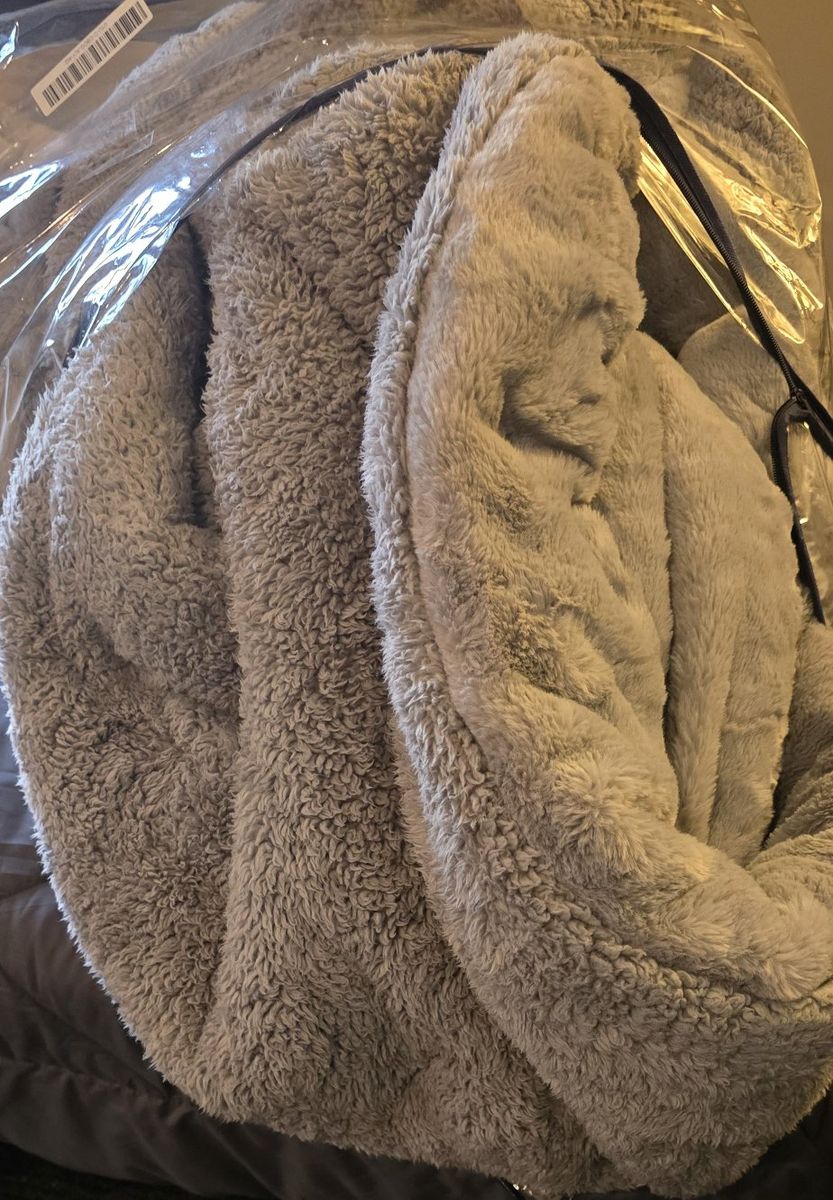 Very heavy and soft oversized king comforter