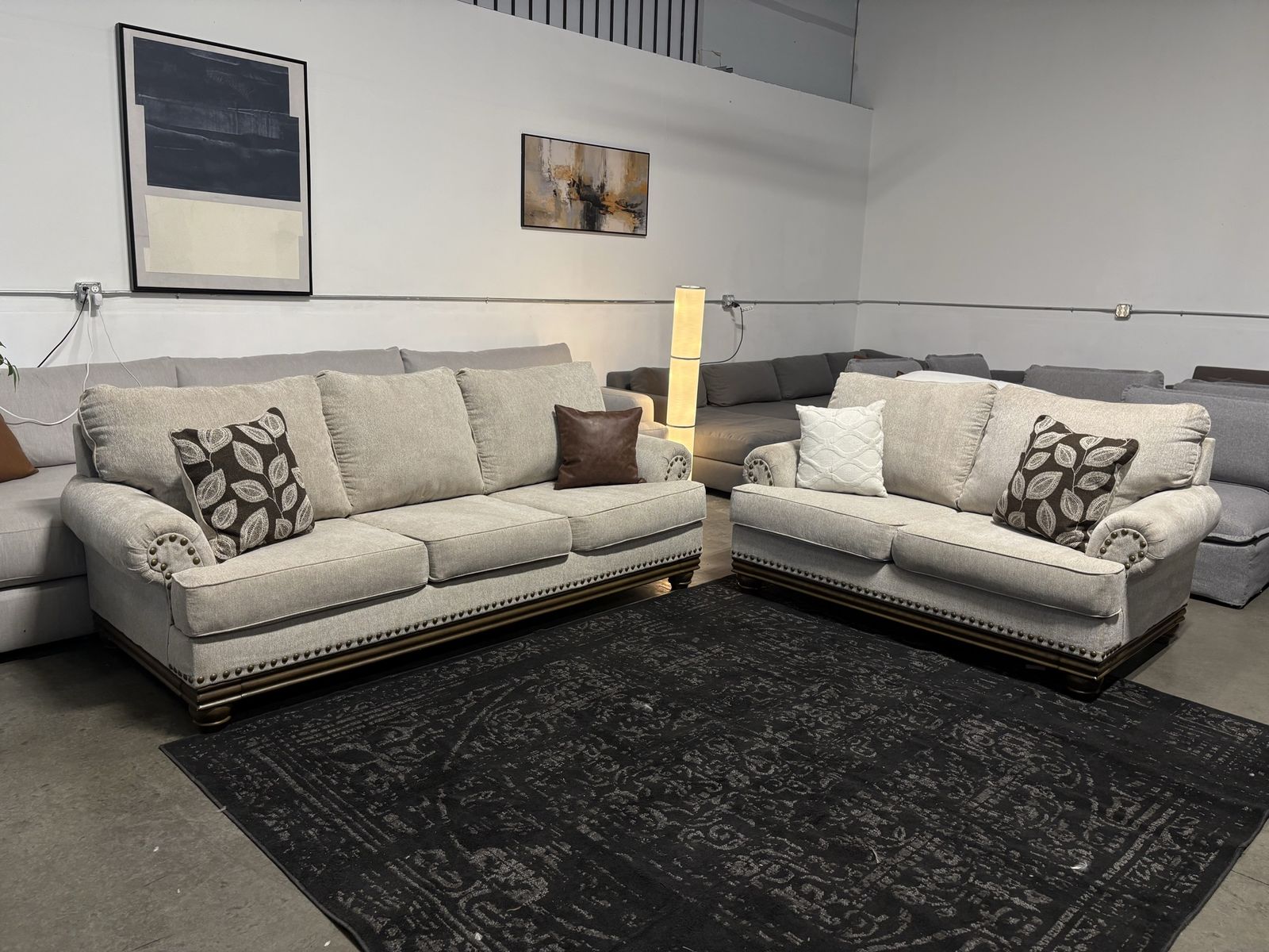 Beautiful Couch Sofa Set (Delivery Available)