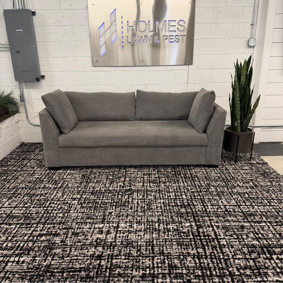 COSTCO THOMASVILLE MARION FABRIC CONVERTIBLE SLEEPER SOFA COUCH, GRAY!!